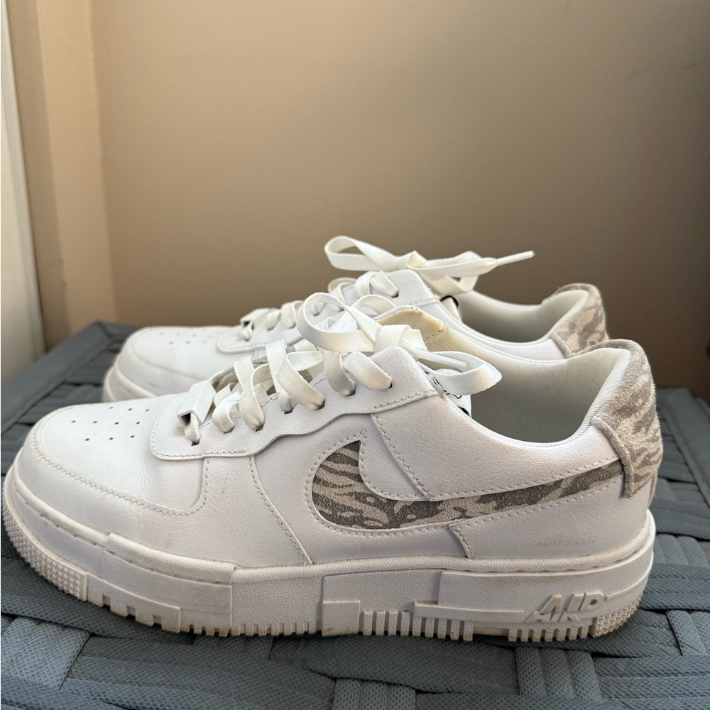 Nike Air Force 1 Pixel SE